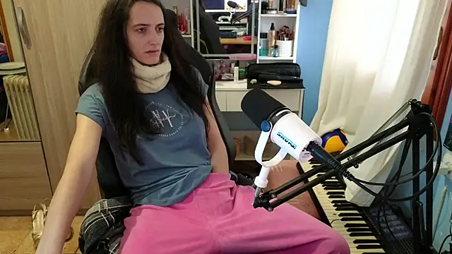 MemiKouki online show from December 21, 2025, 3:57 pm