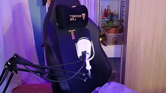 MemiKouki online show from November 18, 2025, 7:39 pm