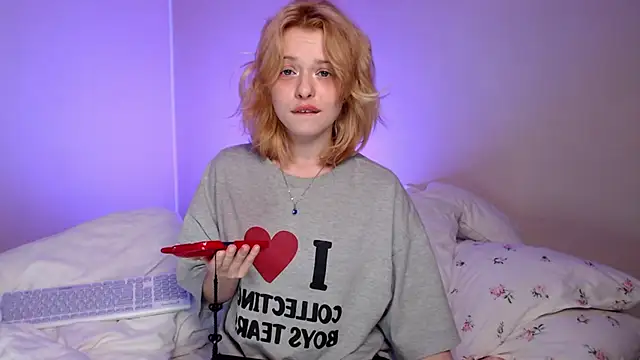 Snapshot of KatieMelone chatting on October 9, 2025, 5:24 pm KatieMelone online show from October 9, 2025, 5:24 pm