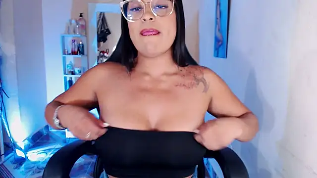 Snapshot of AmandaMarii chatting on December 13, 2024, 1:04 am AmandaMarii online show from December 13, 2024, 1:04 am