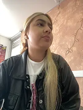 Miabonnett  online show from October 28, 2025, 12:15 pm