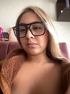 Snapshot of Miabonnett_ chatting on April 21, 2026, 3:29 pm Miabonnett online show from April 21, 2026, 3:29 pm