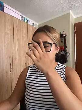 Snapshot of Miabonnett_ chatting on July 9, 2026, 3:22 pm Miabonnett online show from July 9, 2026, 3:22 pm