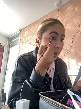 Miabonnett  online show from November 22, 2025, 12:15 pm