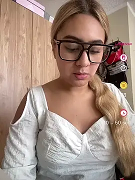 Snapshot of Miabonnett_ chatting on May 8, 2026, 3:05 pm Miabonnett online show from May 8, 2026, 3:05 pm