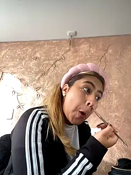 Miabonnett  online show from December 5, 2025, 12:26 pm