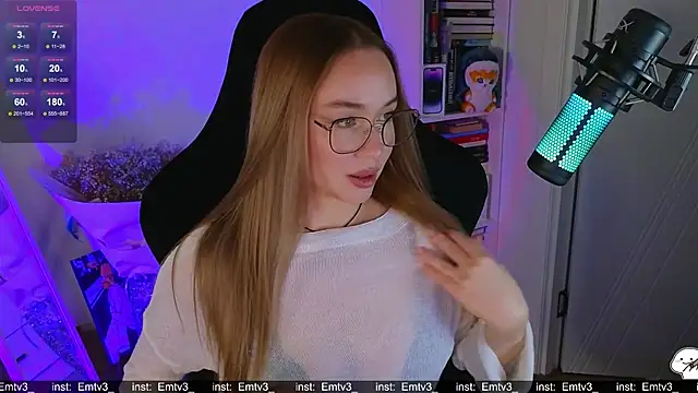 Emili1- online show from December 3, 2025, 1:54 pm