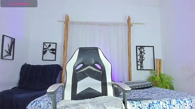 Snapshot of _RedMoon chatting on October 11, 2025, 7:37 pm RedMoon online show from October 11, 2025, 7:37 pm