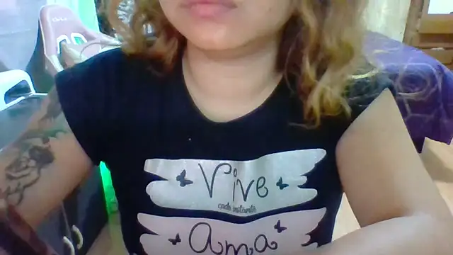 Snapshot of Jennxdolls chatting on December 2, 2024, 8:39 pm Jennxdolls online show from December 2, 2024, 8:39 pm