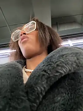 Snapshot of Black_Dolll chatting on November 24, 2025, 5:02 pm Black Dolll online show from November 24, 2025, 5:02 pm