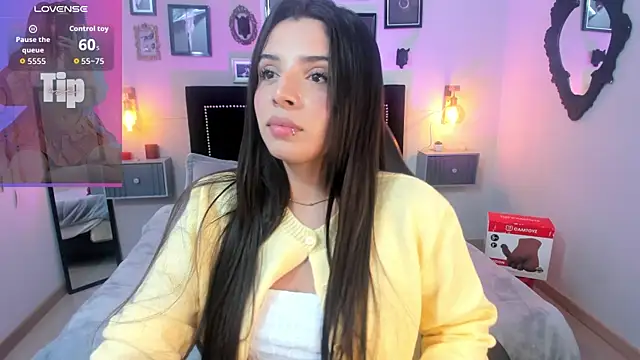 Snapshot of Charlotte__Benett chatting on June 24, 2026, 5:50 am Charlotte Benett online show from June 24, 2026, 5:50 am