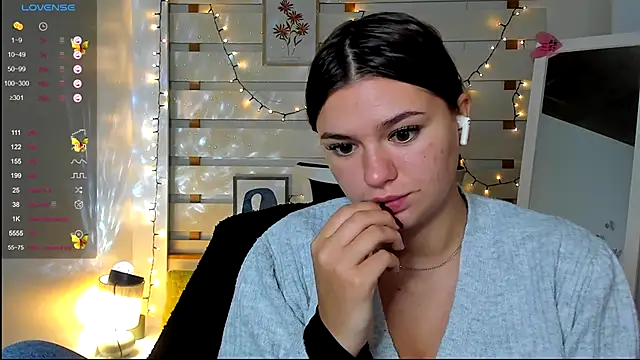 Snapshot of Josephine_Kiss chatting on October 21, 2025, 12:48 pm Josephine Kiss online show from October 21, 2025, 12:48 pm