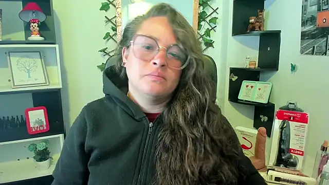 Snapshot of SaraThomso chatting on October 4, 2025, 3:41 am SaraThomso online show from October 4, 2025, 3:41 am