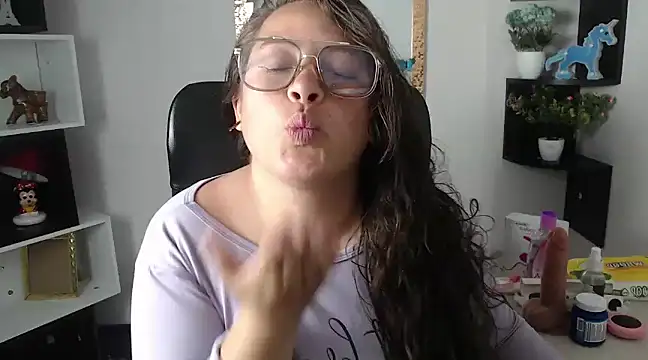 Snapshot of SaraThomso chatting on February 4, 2025, 3:00 am SaraThomso online show from February 4, 2025, 3:00 am