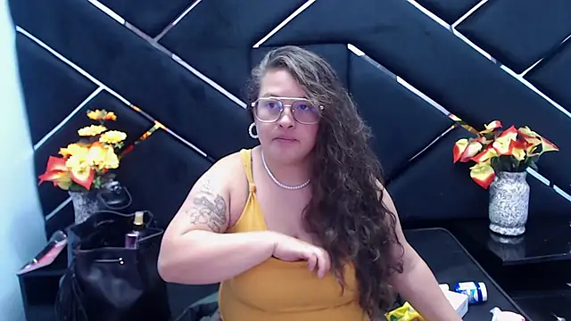 Snapshot of SaraThomso chatting on February 11, 2025, 3:08 am SaraThomso online show from February 11, 2025, 3:08 am