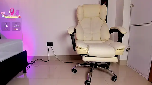 AllisonRoberts  online show from October 6, 2025, 7:47 pm