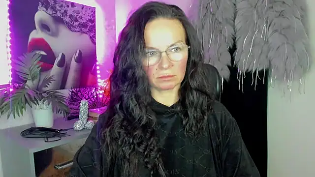 HelenLuxx online show from February 18, 2026, 5:53 pm