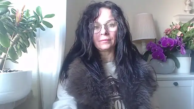 HelenLuxx online show from November 6, 2025, 7:45 am