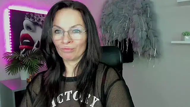 HelenLuxx online show from March 4, 2025, 5:03 pm