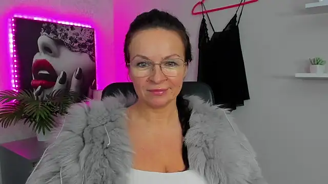 HelenLuxx online show from February 4, 2025, 10:10 am