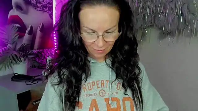 HelenLuxx online show from February 26, 2026, 4:29 pm