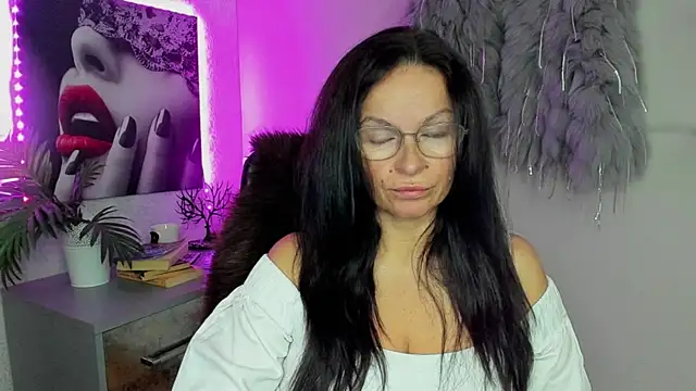 HelenLuxx online show from October 8, 2025, 5:42 am