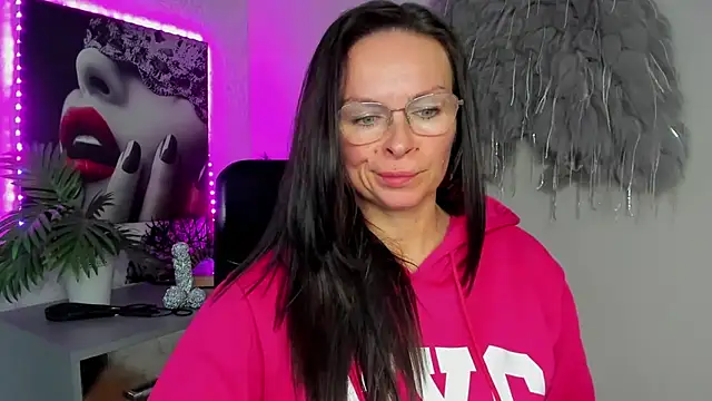 HelenLuxx online show from March 11, 2026, 4:23 pm