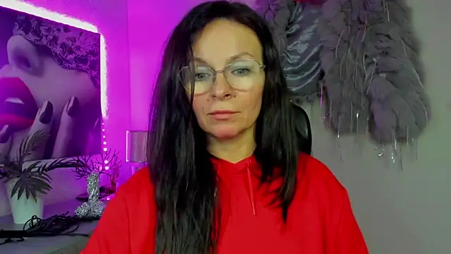 HelenLuxx online show from December 18, 2025, 5:28 pm