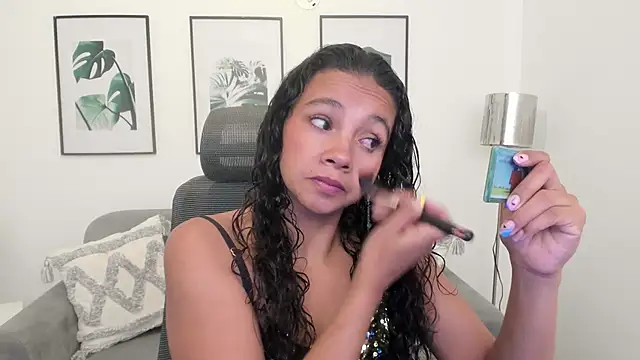 leslyflorez online show from February 14, 2025, 9:21 pm