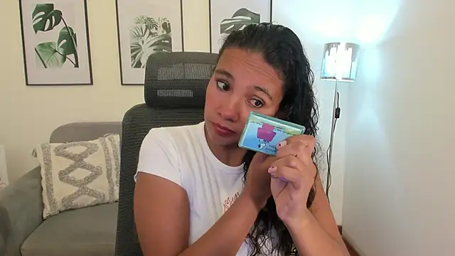 leslyflorez online show from February 15, 2025, 9:17 pm