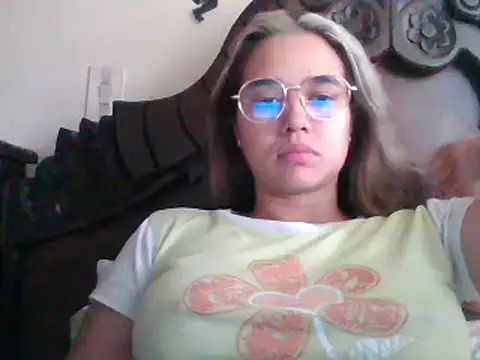 trianabell online show from February 17, 2025, 3:44 pm