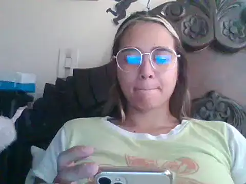 trianabell online show from March 10, 2025, 4:57 pm