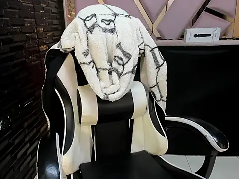 Snapshot of DaianaLutz chatting on October 31, 2025, 2:13 pm DaianaLutz online show from October 31, 2025, 2:13 pm