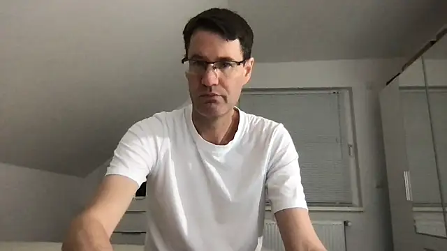 Snapshot of zxzx_cam1 chatting on November 14, 2025, 6:33 pm zxzx cam1 online show from November 14, 2025, 6:33 pm