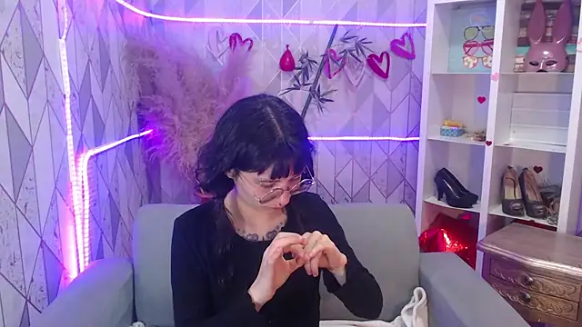 charlottemoonxz online show from September 15, 2025, 7:47 pm