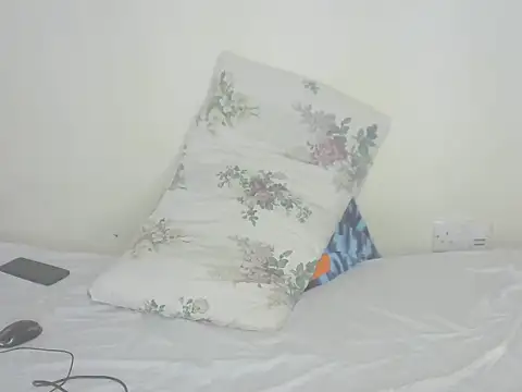 Prettyolive2 online show from October 15, 2025, 3:49 am