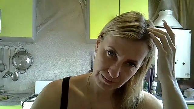 Snapshot of AshleyXHoney chatting on March 18, 2025, 5:45 am AshleyXHoney online show from March 18, 2025, 5:45 am