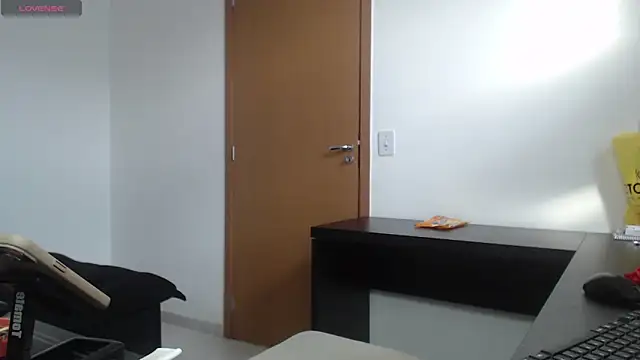 charlotbelucci  online show from October 27, 2025, 9:43 am