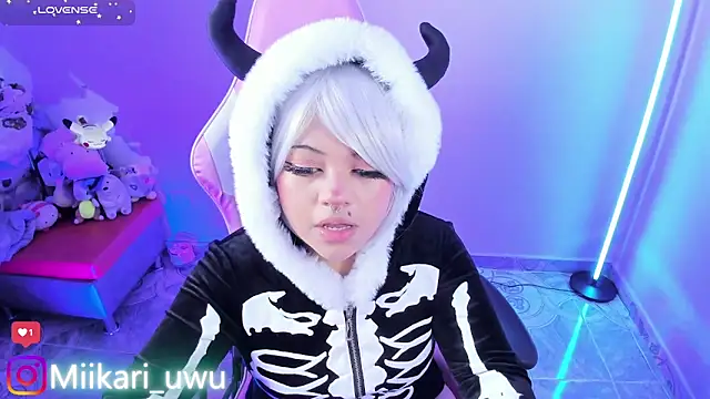 Snapshot of Ahri_Elderwood chatting on November 16, 2025, 5:34 am Ahri Elderwood online show from November 16, 2025, 5:34 am