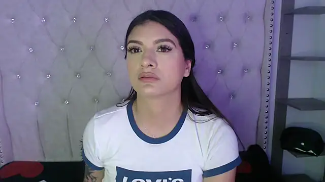 Abril Squirt online show from October 15, 2025, 8:06 pm