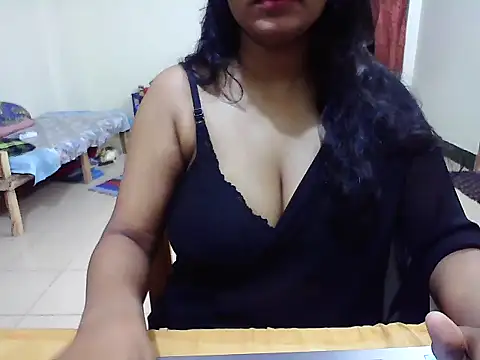 JustinaIra online show from November 12, 2025, 7:07 pm