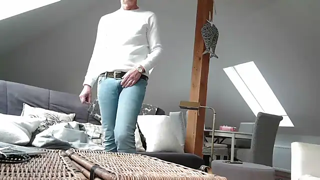 maxmueller321 online show from April 16, 2026, 7:42 am