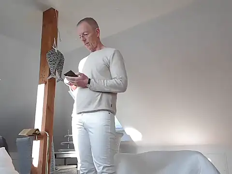 Snapshot of maxmueller321 chatting on February 18, 2026, 9:06 am maxmueller321 online show from February 18, 2026, 9:06 am