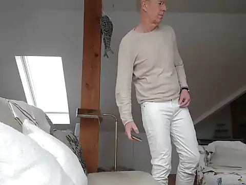 Snapshot of maxmueller321 chatting on February 4, 2026, 9:15 am maxmueller321 online show from February 4, 2026, 9:15 am