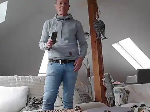 Snapshot of maxmueller321 chatting on December 22, 2025, 10:15 am maxmueller321 online show from December 22, 2025, 10:15 am