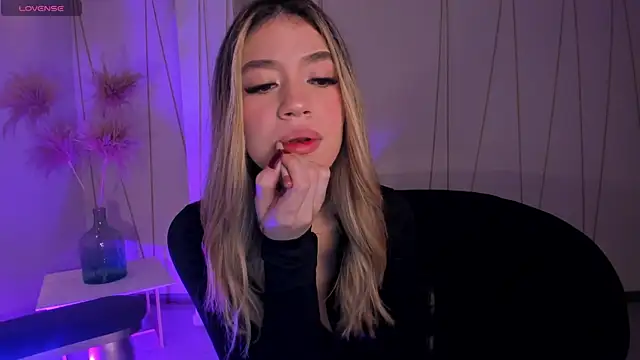 ViolettHansson online show from January 9, 2026, 11:39 am