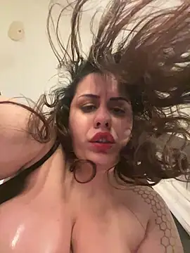 Snapshot of holyeroticss chatting on January 1, 2025, 5:01 am holyeroticss online show from January 1, 2025, 5:01 am