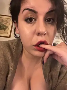 Snapshot of holyeroticss chatting on October 5, 2025, 9:16 pm holyeroticss online show from October 5, 2025, 9:16 pm