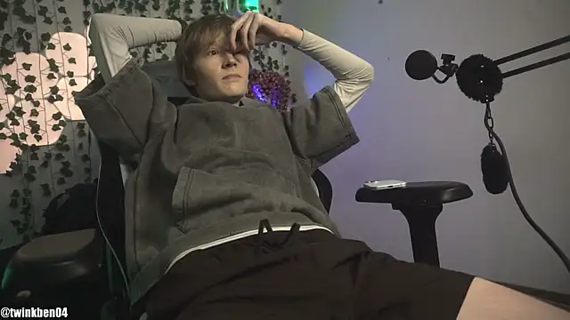 Snapshot of twinkben chatting on October 21, 2025, 7:57 pm twinkben online show from October 21, 2025, 7:57 pm