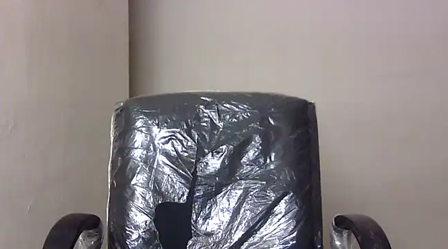 Snapshot of lola-__ chatting on December 27, 2024, 2:01 pm lola- online show from December 27, 2024, 2:01 pm